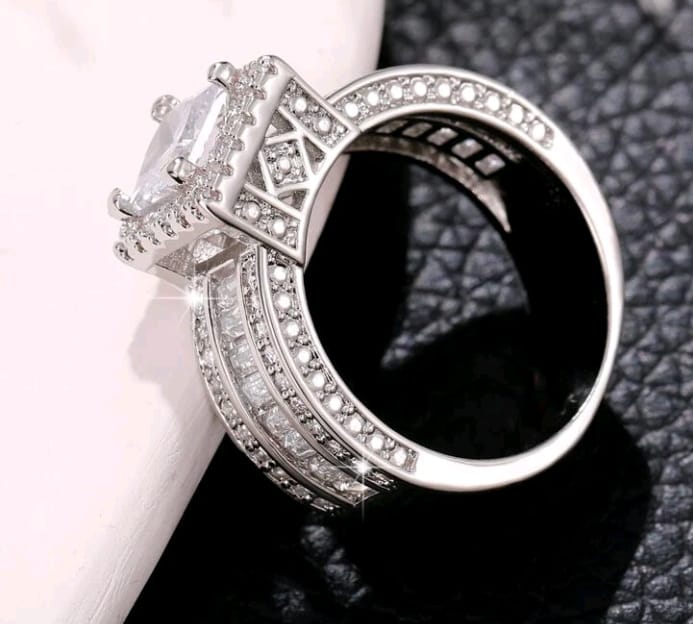 Exquisite Princess cut Women's Engagement Ring