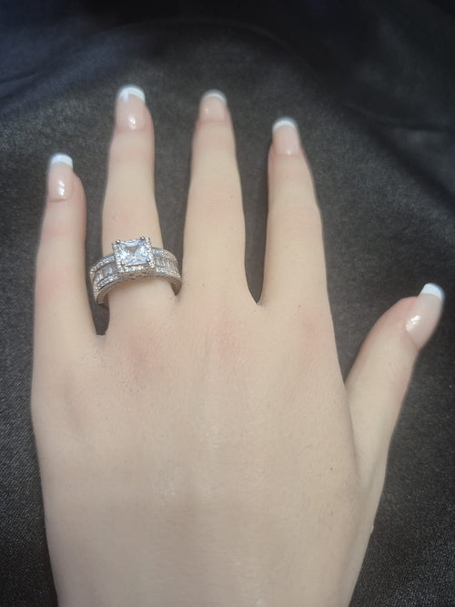 Exquisite Princess cut Women's Engagement Ring